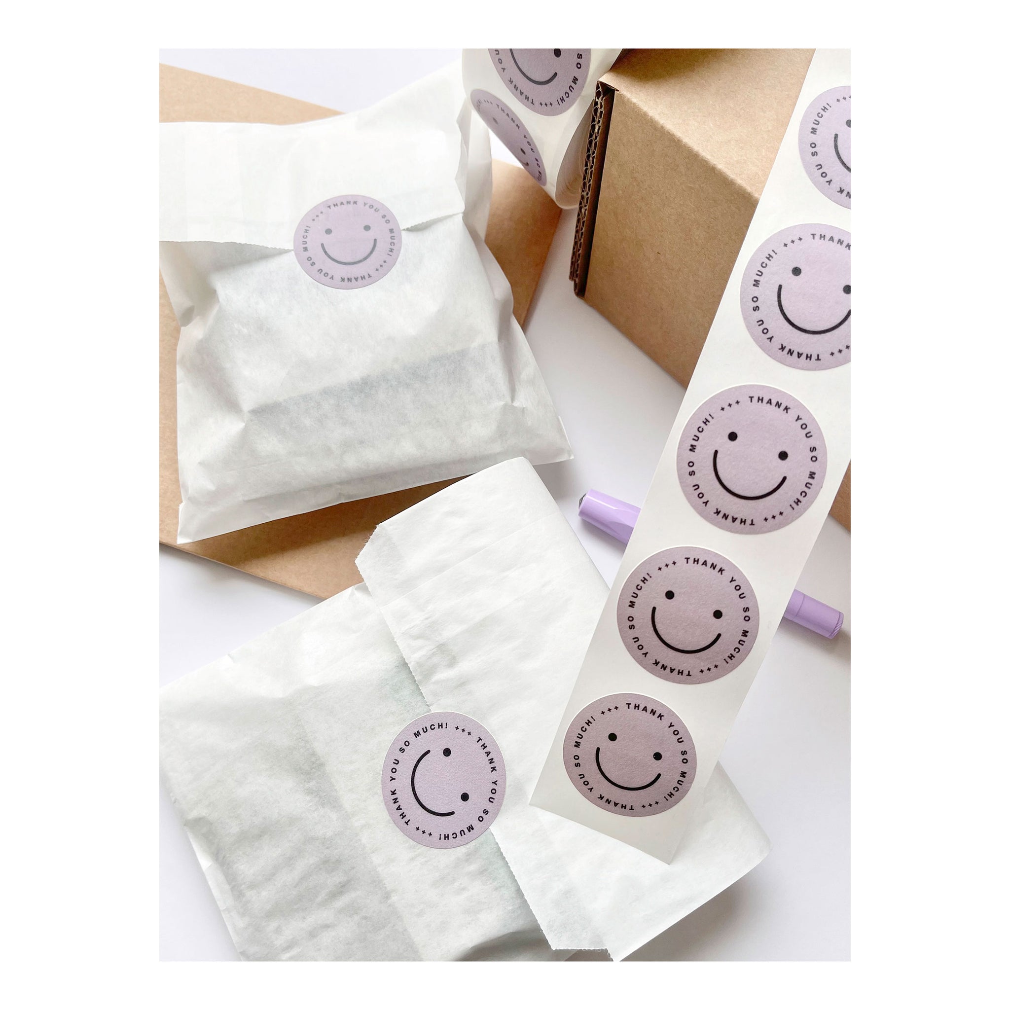 #0538 sticker smiley lavender